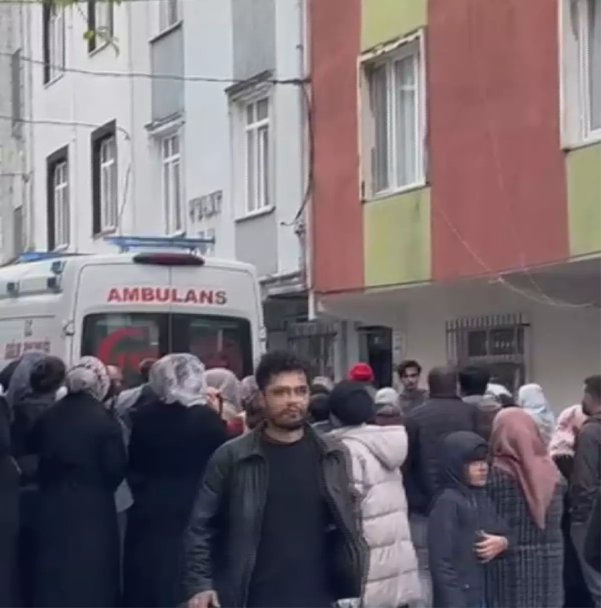 Arnavutköy\'de Depreme Rağmen Balkonundan Atlayan Kişi Yaralandı