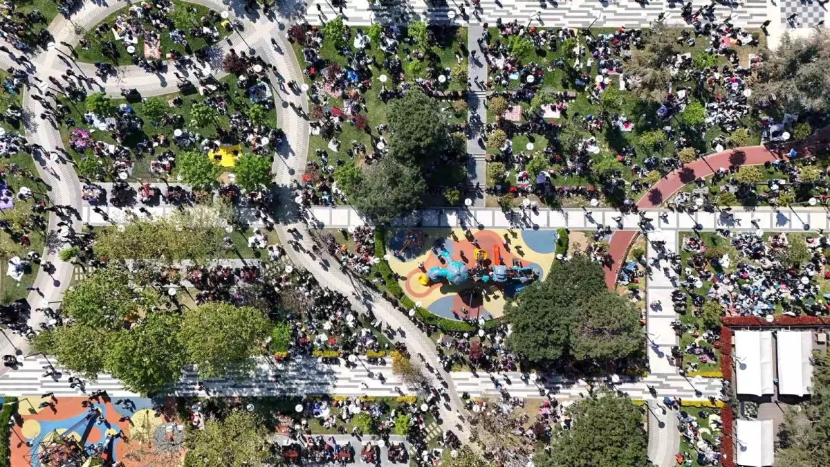 İstanbul\'da Deprem Sonrası Parklara Yoğun İlgi