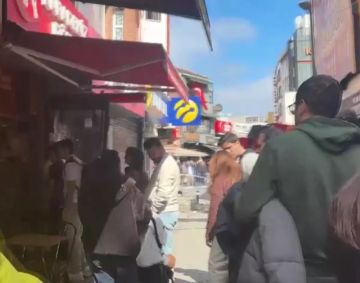 İstanbul\'da Deprem Sonrası Beşiktaş Çarşı\'da Bina Çatısından Parçalar Düştü