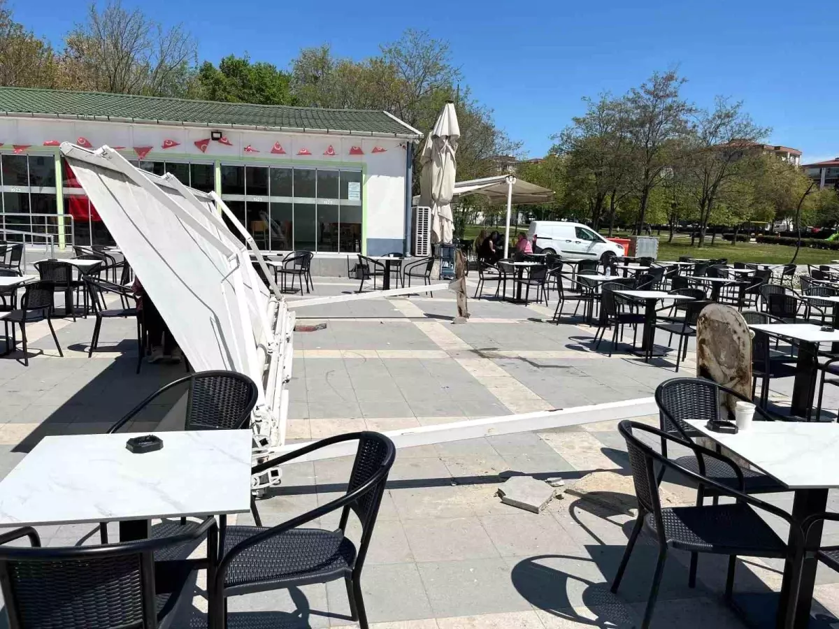 Çorlu\'da Tente Devrildi, Genç Kadın Yaralandı