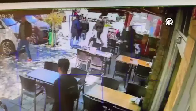 Deprem anı İstanbul'da bir iş yerinin güvenlik kamerasına yansıdı