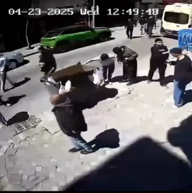 Deprem anında balkondan atlayan kişi otomobilin üzerine düştü