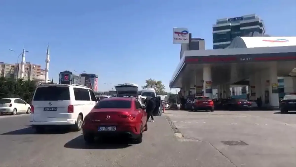 İstanbul\'da Deprem Sonrası Kuyruklar