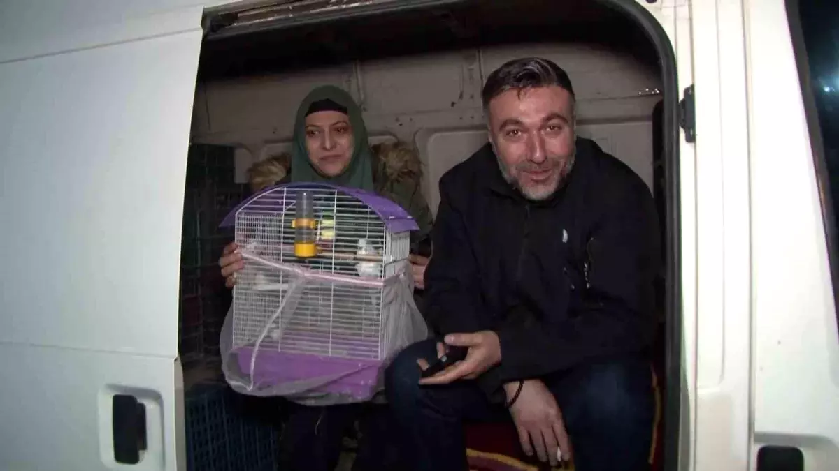 İstanbul\'da Deprem Sonrası Parklarda Gece Geçirenler
