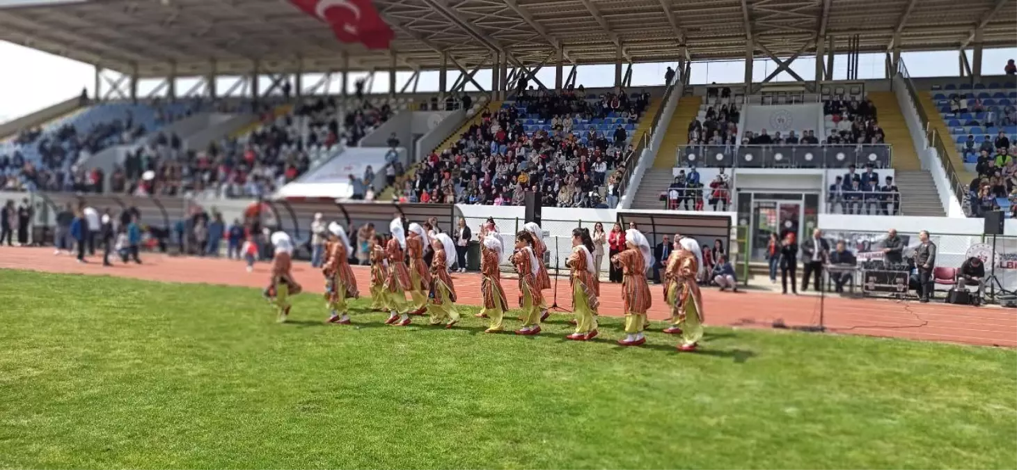 Devrek\'te 23 Nisan Coşkuyla Kutlandı, Minik Ayla Dikkatleri Üzerine Çekti