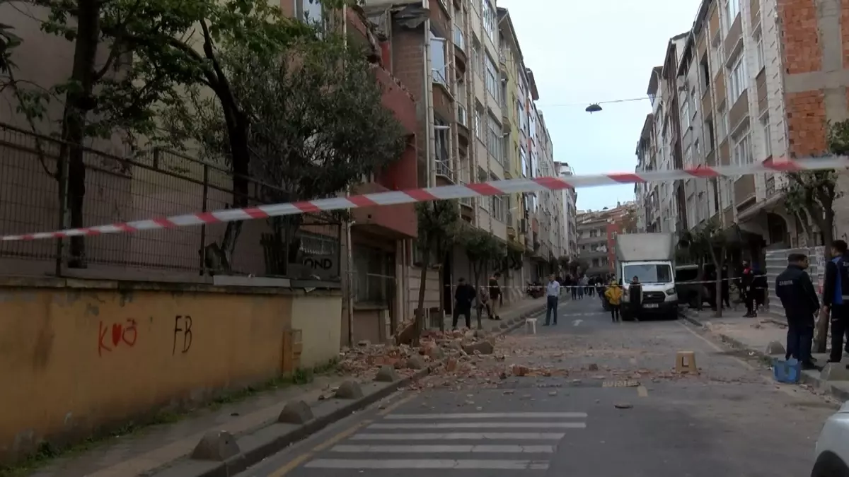 Esenler\'de Deprem Sonrası Çatı Parçaları Yola Düştü