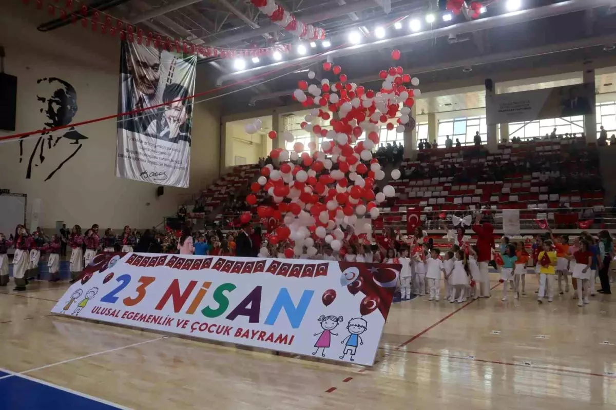 Eskişehir\'de 23 Nisan miniklerin gösterileriyle birlikte coşkuyla kutlandı