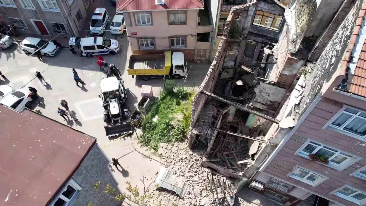 İstanbul\'da 6.2 Büyüklüğünde Deprem: Metruk Bina Yıkıldı