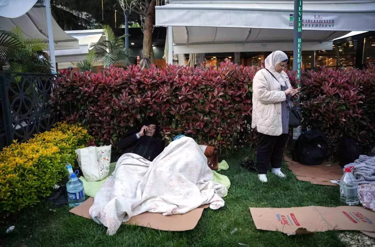 İstanbul\'da Deprem Sonrası Parklarda Geceleme
