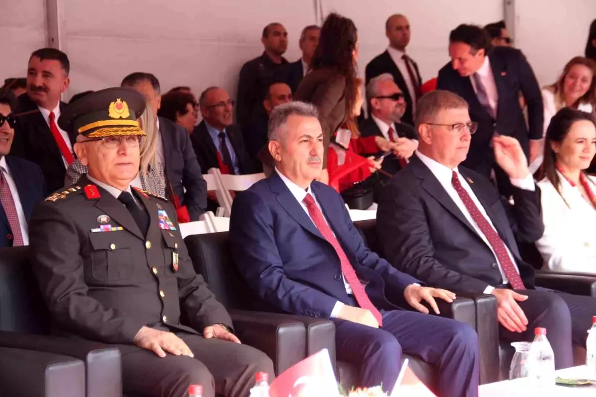 İzmir\'de 23 Nisan kutlamalarından renkli görüntüler