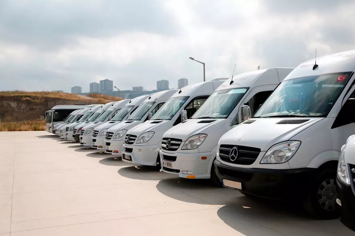 Kamuda tasarruf için bir adım daha! Servis araçlarında yaş sınırı 21\'e yükseltildi