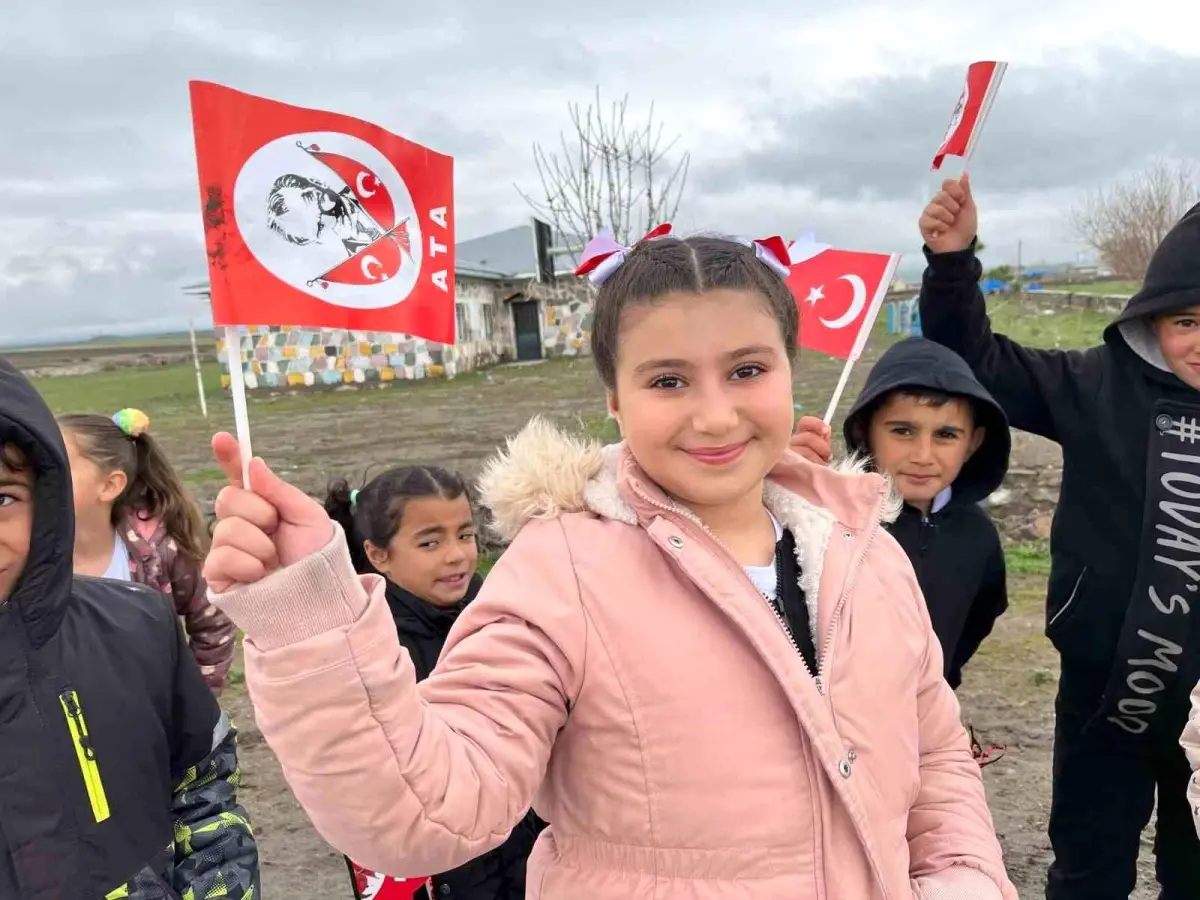 Kars\'ta köy okulunda 23 Nisan coşkusu