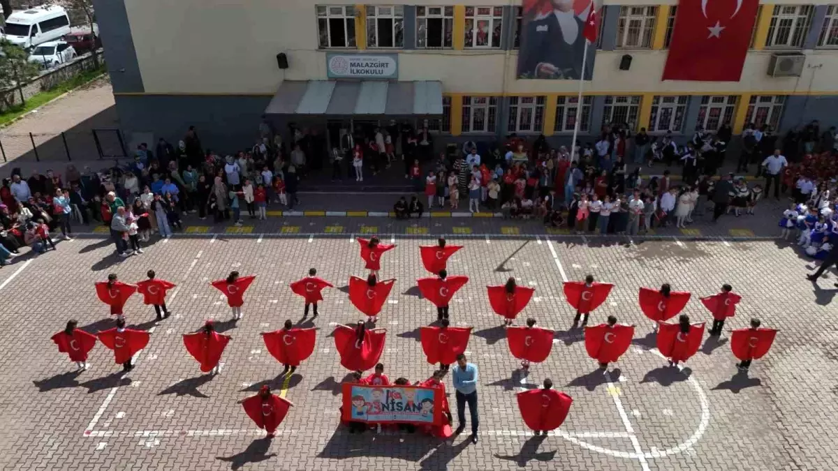 Kayseri\'de 23 Nisan Coşkusu: Çocuklar Gösteri Yaparken F-16\'lar Gökyüzünde