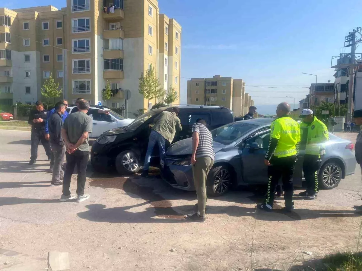 Körfez\'de Trafik Kazası: 3 Yaralı