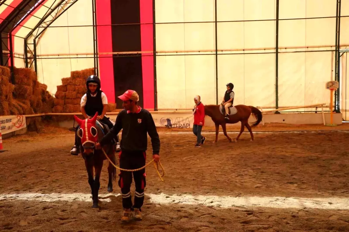 Koruma ve bakım altında bulunan çocuklar, 23 Nisan coşkusunu Diyarbakır Hipodromu\'nda yaşadı