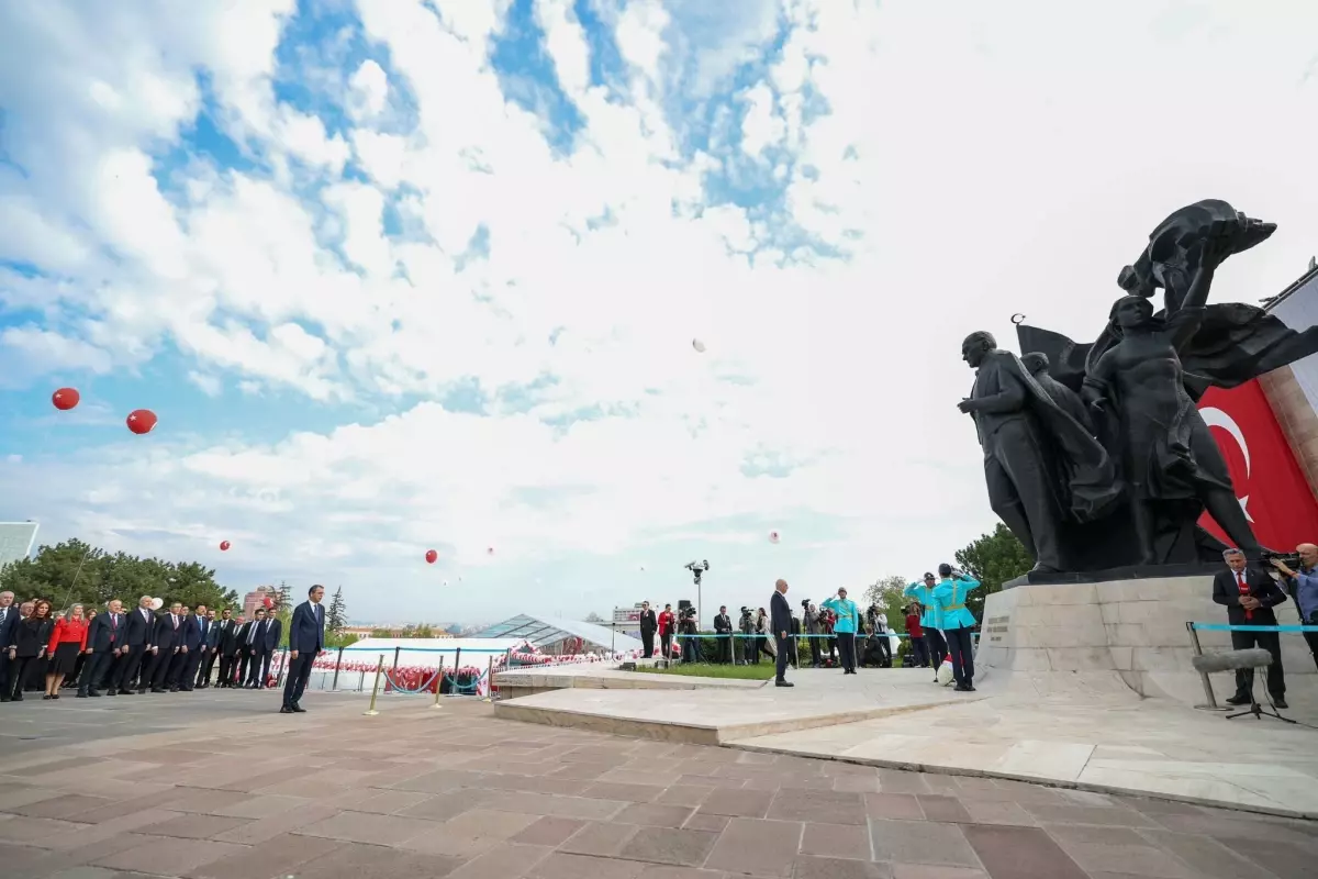 23 Nisan Töreni: TBMM\'de Çelenk Bırakıldı