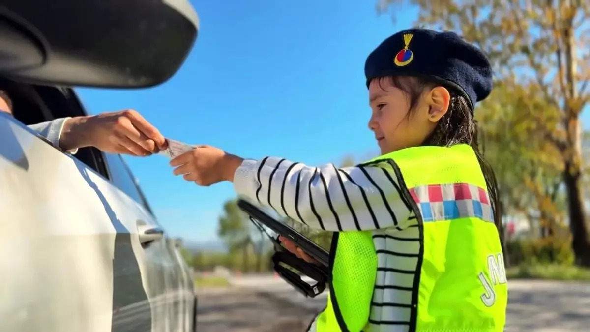 Minik Jandarmalardan Renkli 23 Nisan Gösterisi