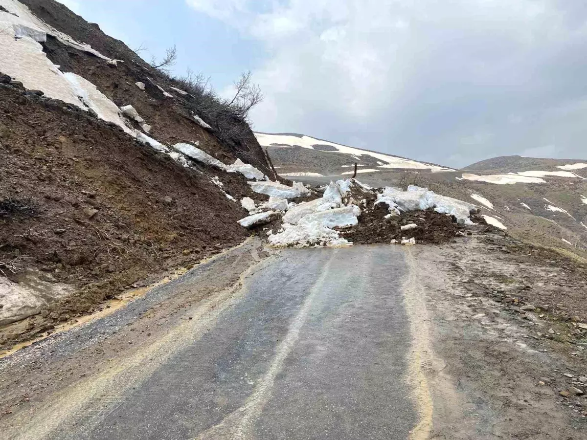 Muş\'ta Heyelan, Yol Yeniden Açıldı