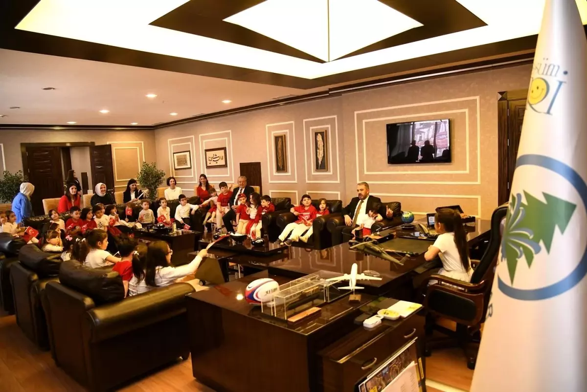 Pursaklar\'da 23 Nisan Coşkusu: Başkanlık Koltuğu Çocuklara Devredildi
