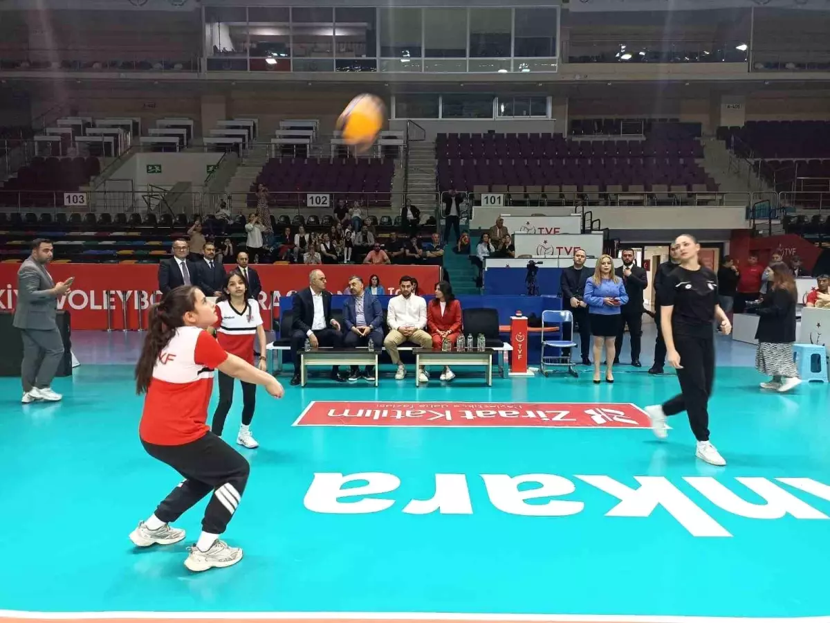 RTÜK Başkanı Şahin, Çocuk Bayramı\'nı Voleybol Federasyonu\'nda Kutladı