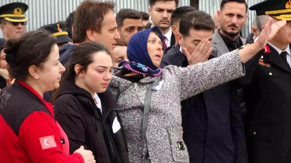 Şehit Uzman Onbaşı Berat Mecit Day\'ın cenazesi askeri uçakla memleketi Trabzon\'a getirildi