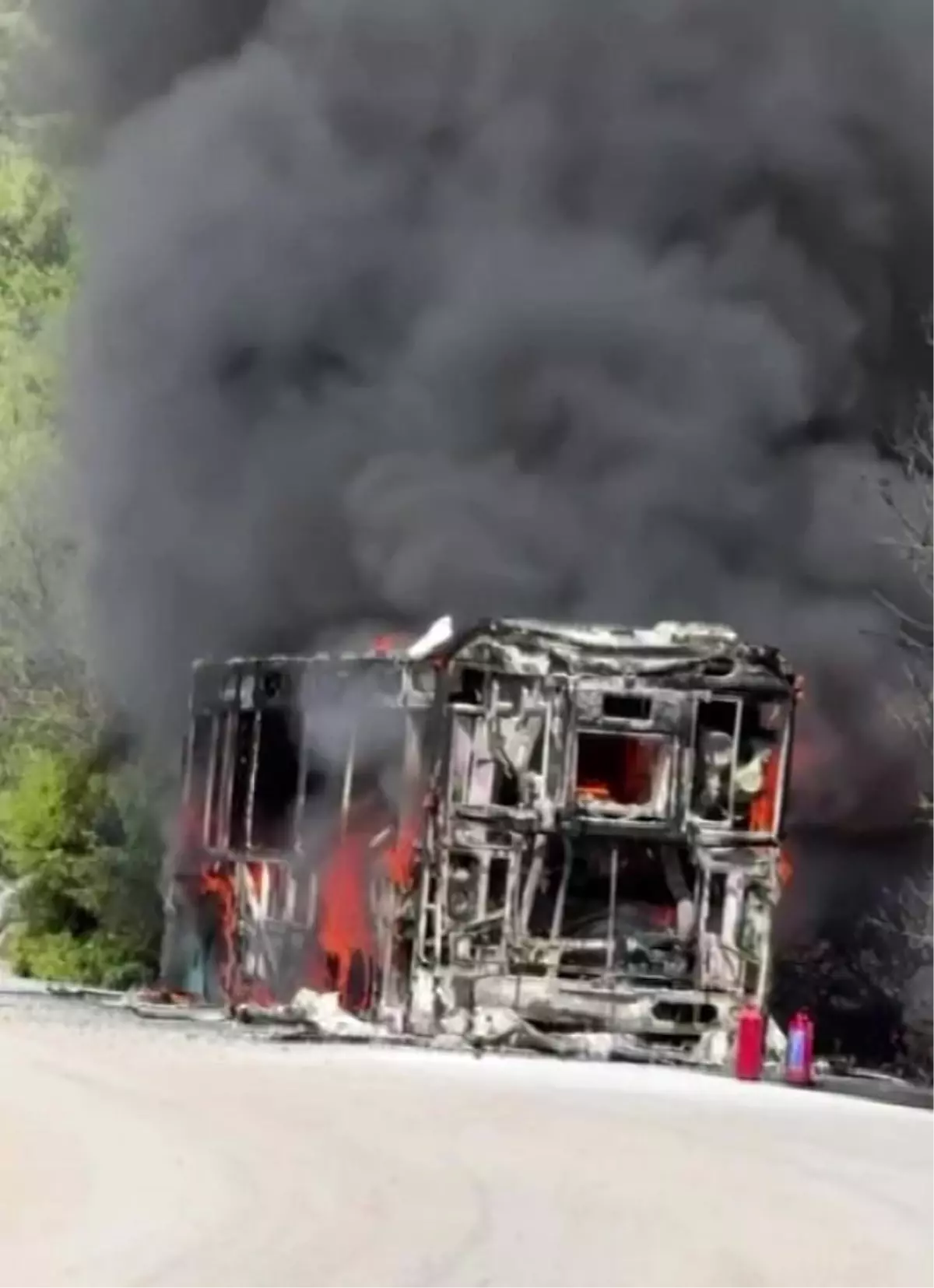 Antalya\'da Seyir Halindeki Halk Otobüsü Yanarak Kullanılamaz Hale Geldi