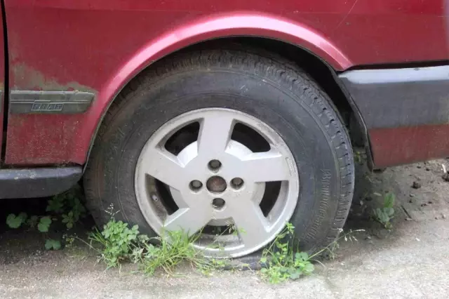 Bir garip olay! Emekli öğretmen, 17 yıldır aracını yerinden oynatamıyor