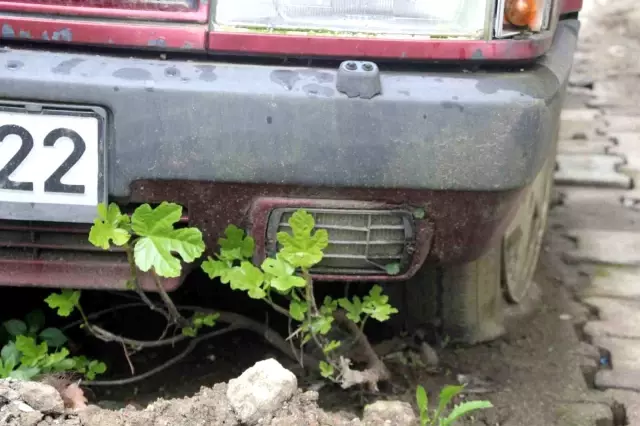 Bir garip olay! Emekli öğretmen, 17 yıldır aracını yerinden oynatamıyor