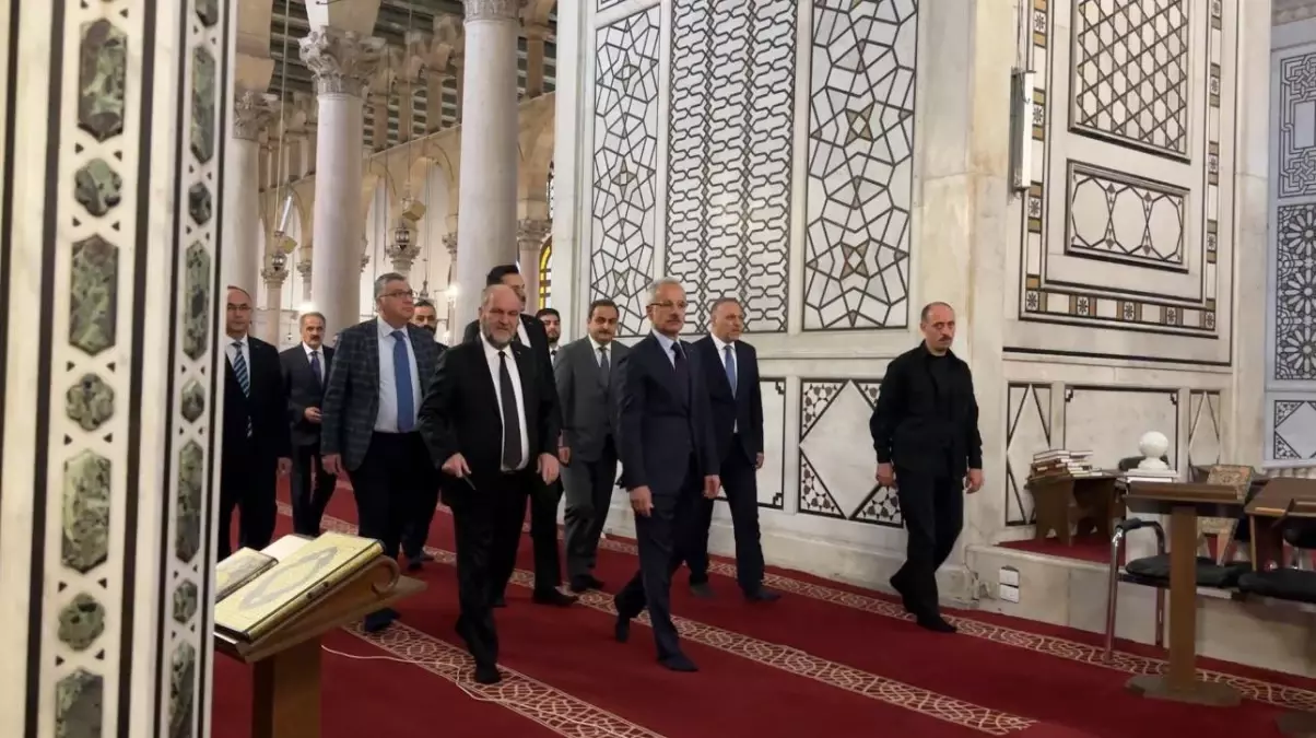 Ulaştırma Bakanı Uraloğlu, Şam\'da Emevi Camii\'ni Ziyaret Etti