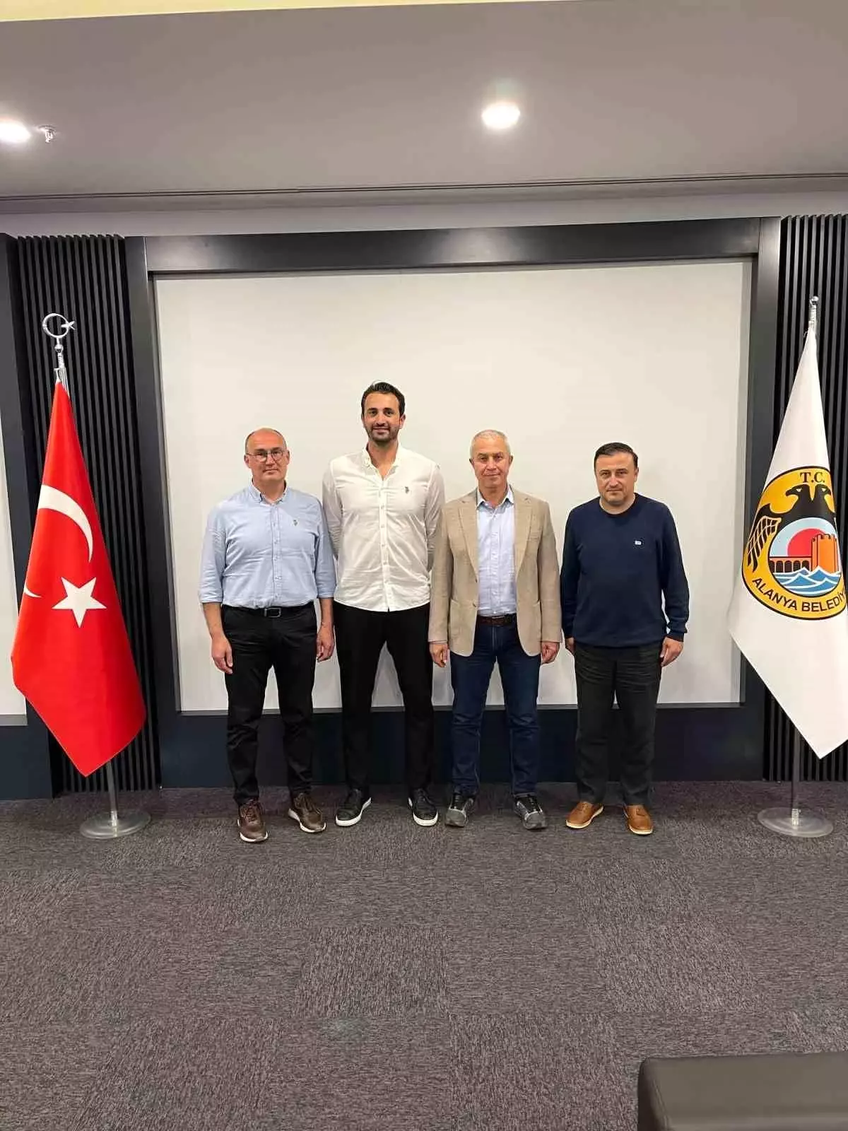 Alanya Belediyespor, Başantrenör Serkan Oğuz\'un Sözleşmesini Uzattı