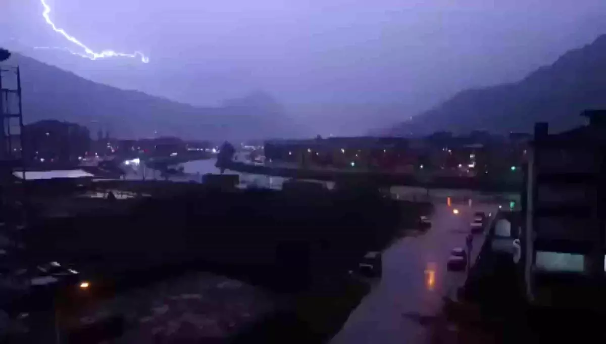 Amasya\'da Deprem Sonrası Yıldırım Düştü