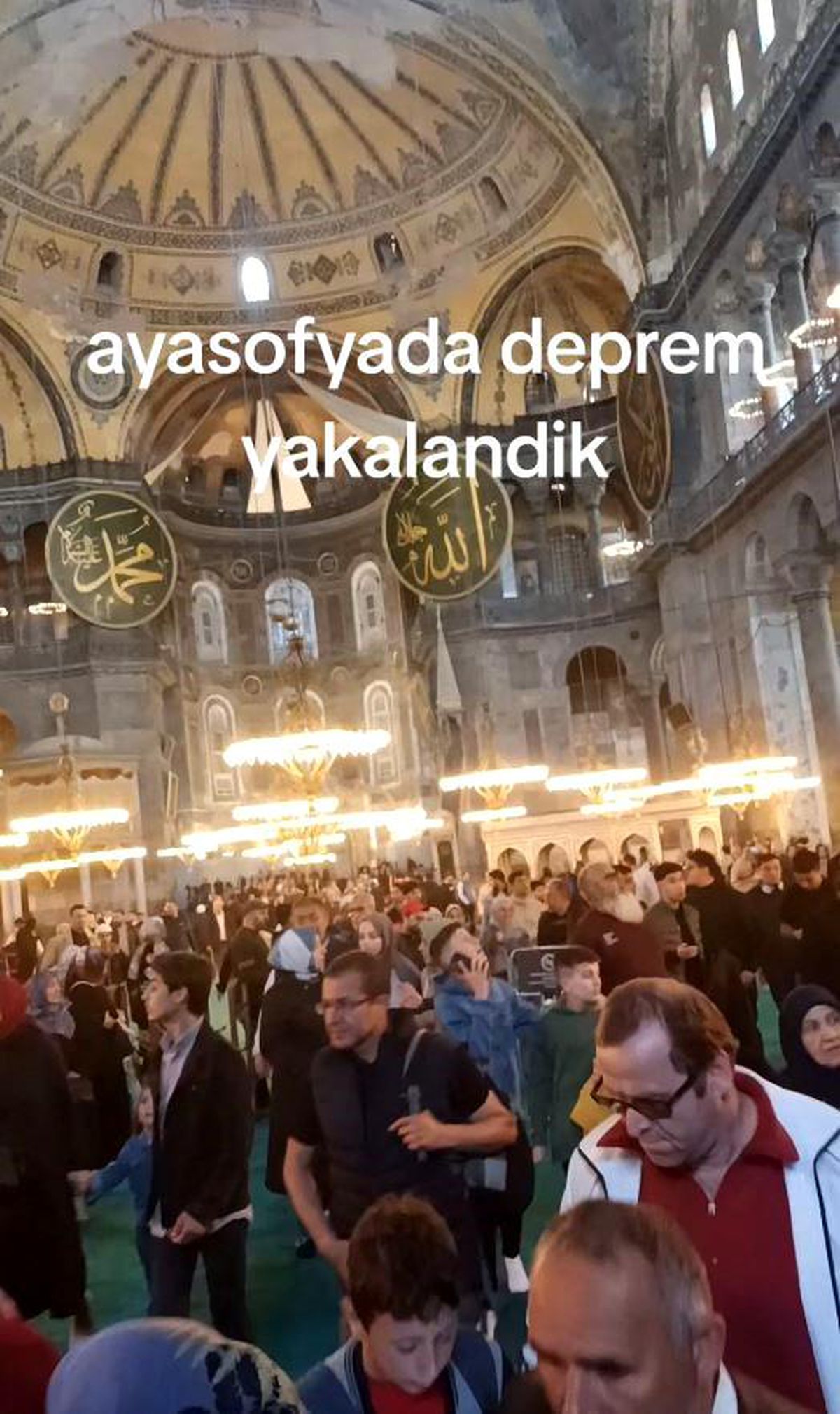 Ayasofya\'da Deprem Panik Yaratı