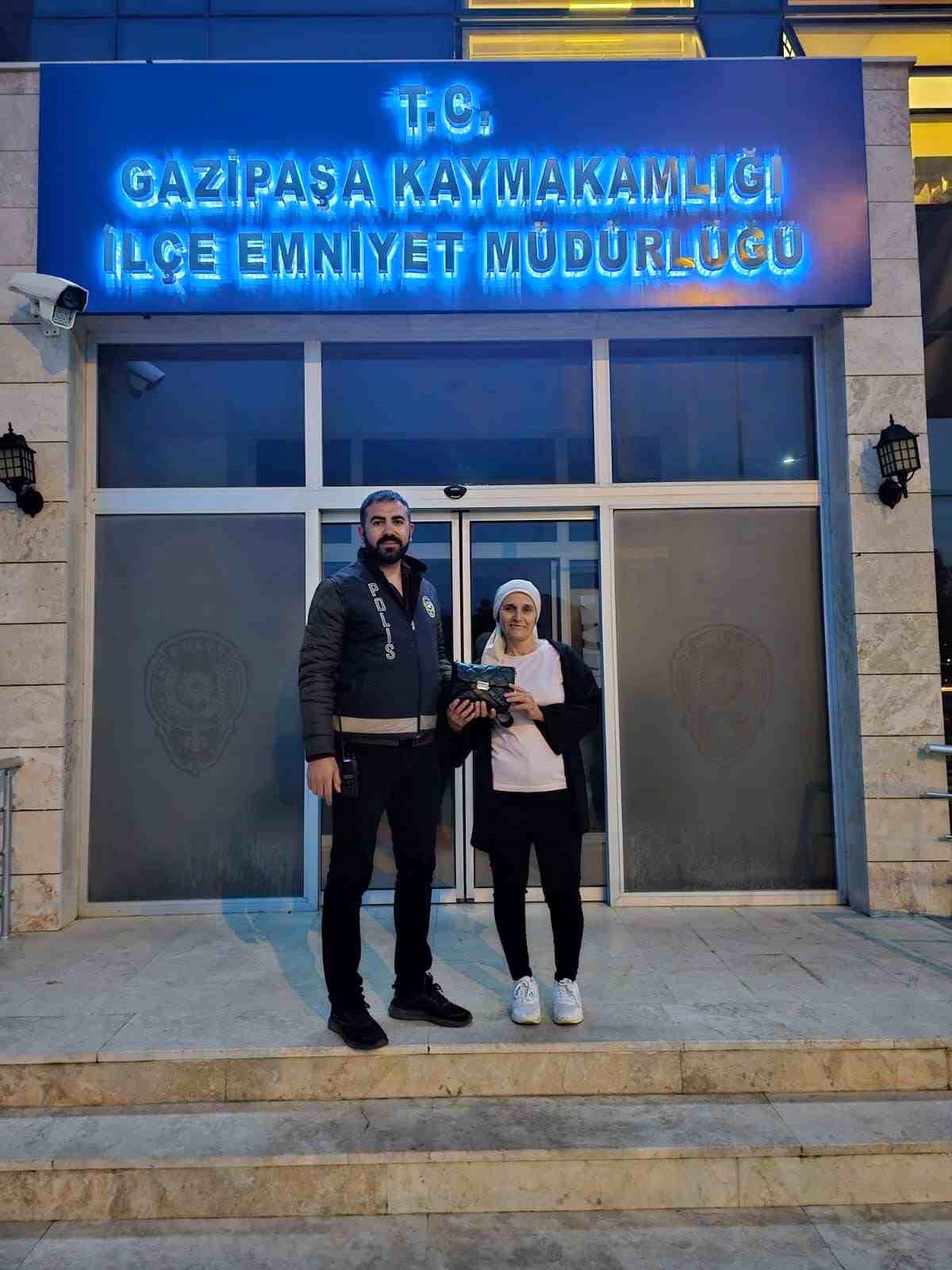 Polis kaybolan çantayı sahibine teslim etti