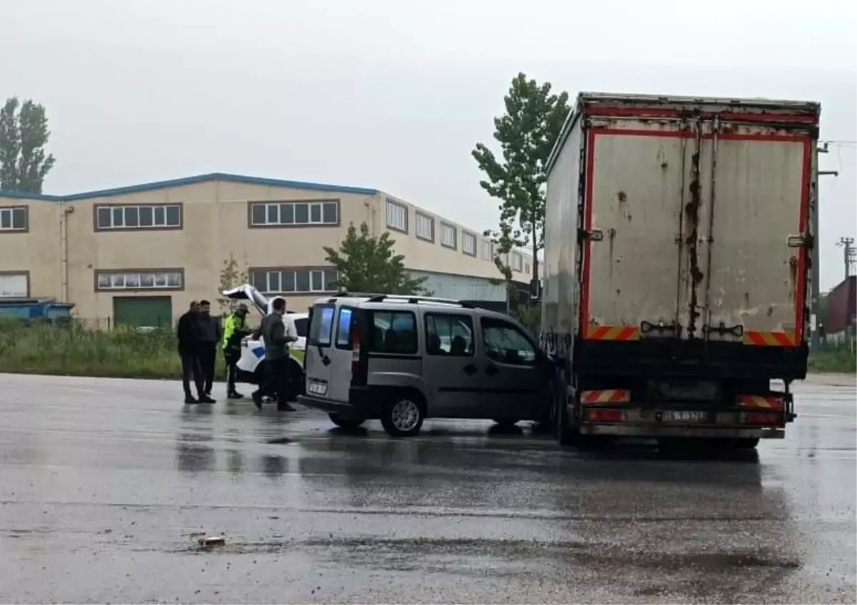 İnegöl\'de Kamyonla Çarpışan Hafif Ticari Araçta Yaralı