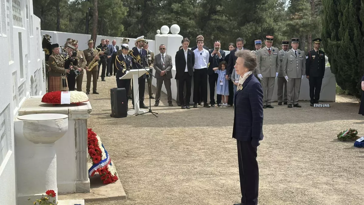 FRANSIZ VE İNGİLİZ ANITINDA TÖREN