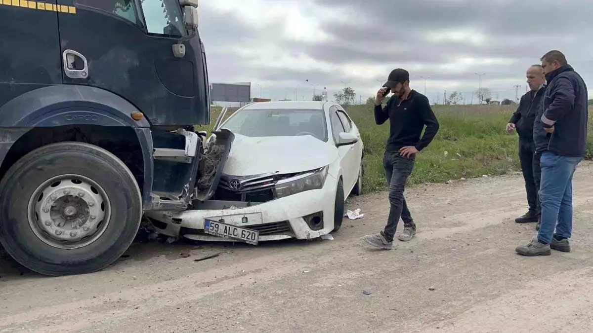 Tekirdağ\'da Kaza: Otomobil Kamyona Çarptı