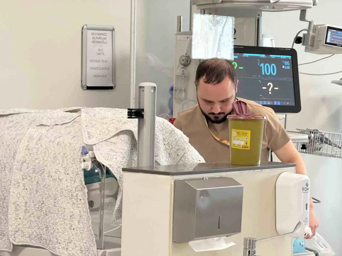 Deprem Anında Bebekler İçin Canını Hiçe Sayan Hemşire