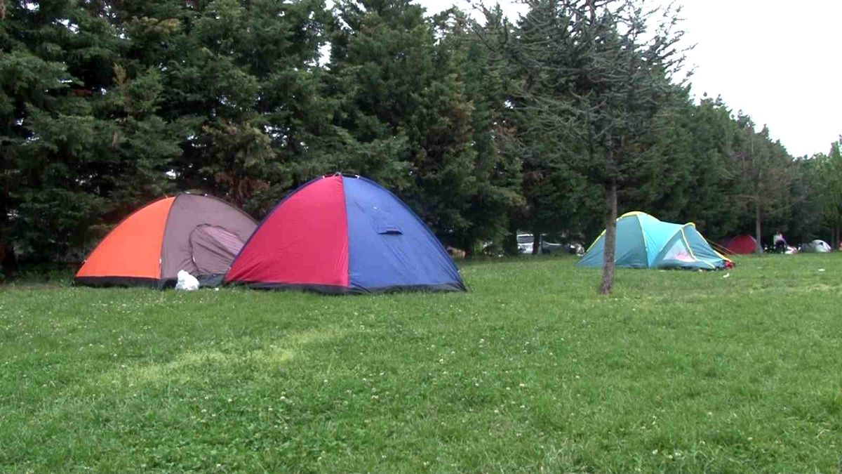 İstanbul\'da Deprem Sonrası Parklarda Gece
