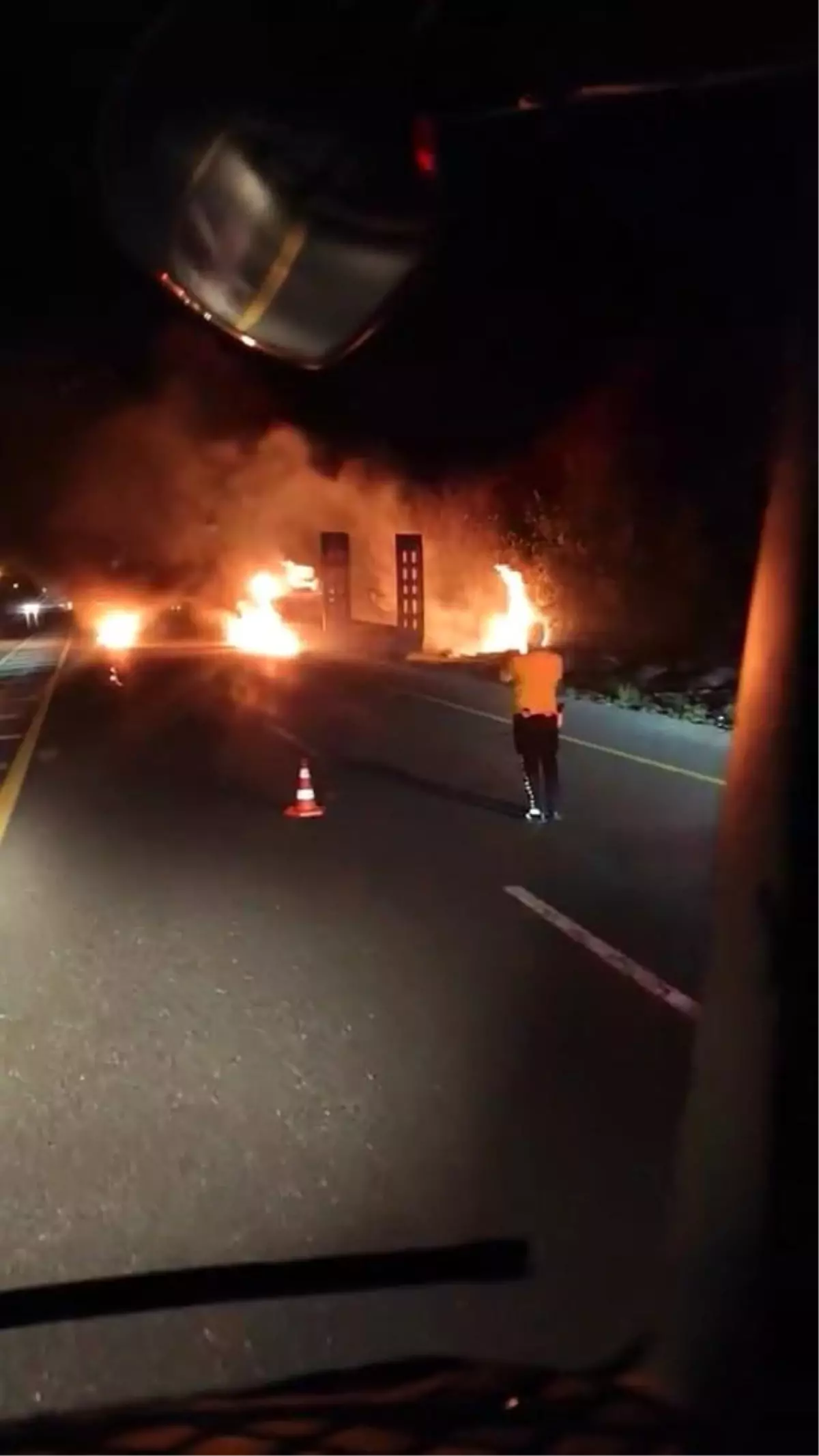 Elazığ\'da Seyir Halindeki Tır Yandı