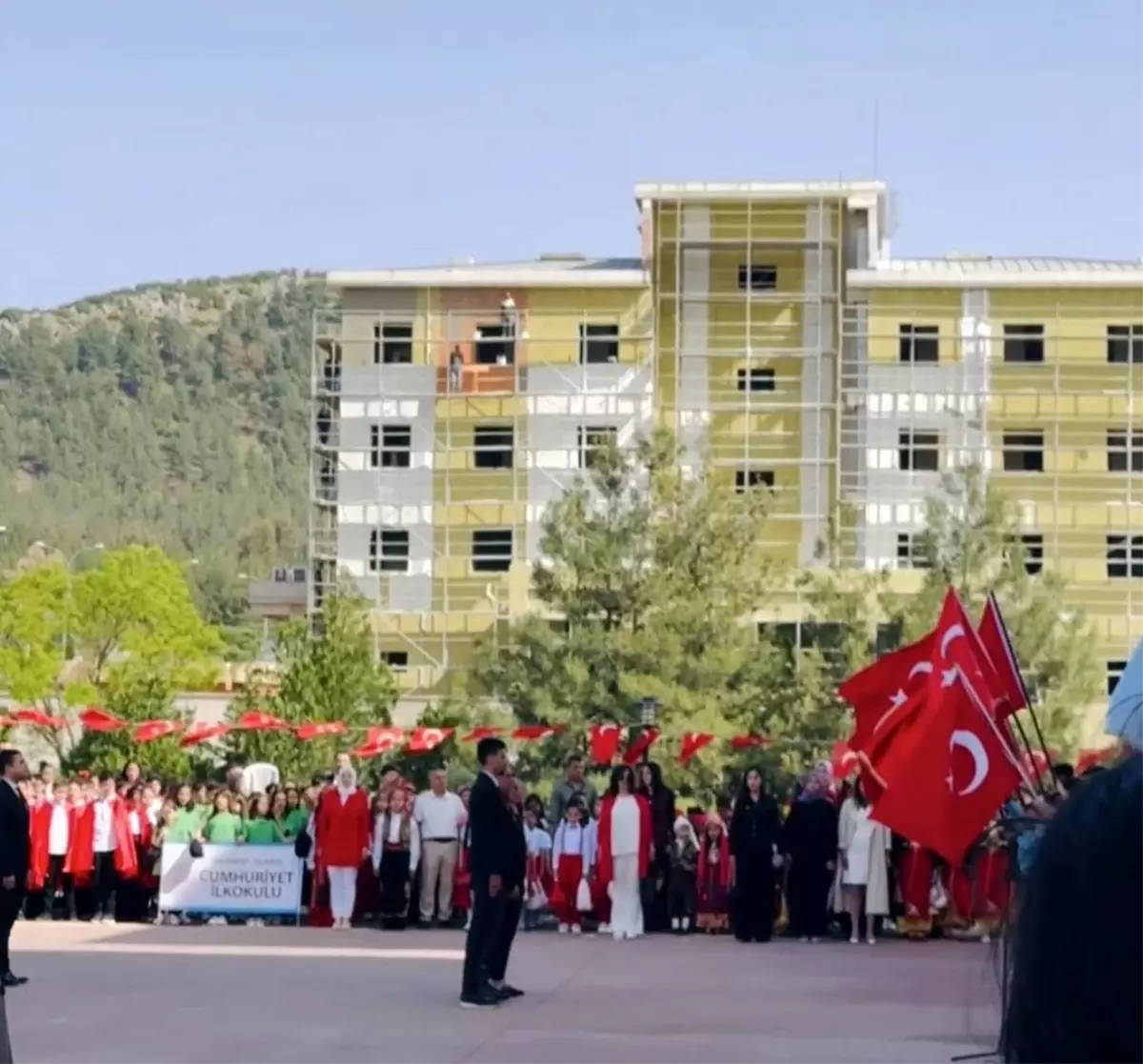 İşçilerden Duygulandıran Saygı Duruşu