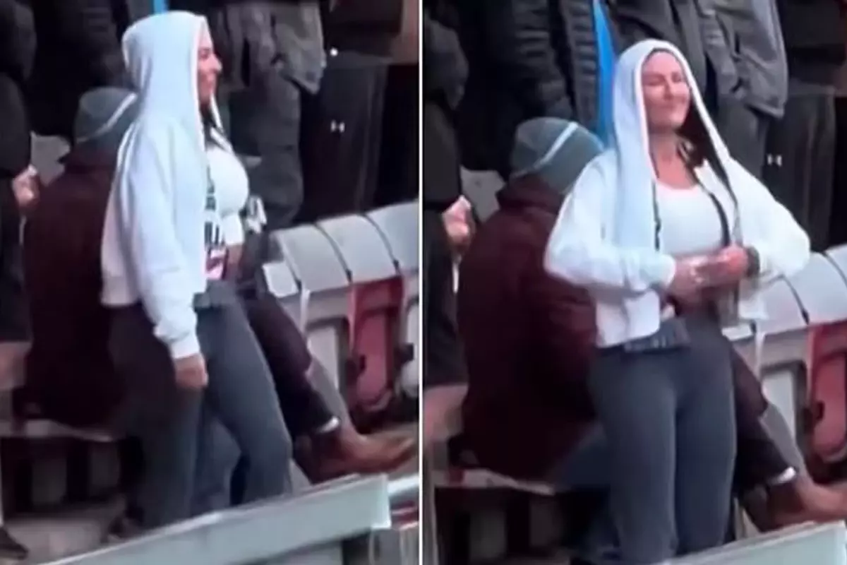 Kadın taraftar, kendisine küfreden rakip takım taraftarlarına göğüslerini göstererek karşılık verdi