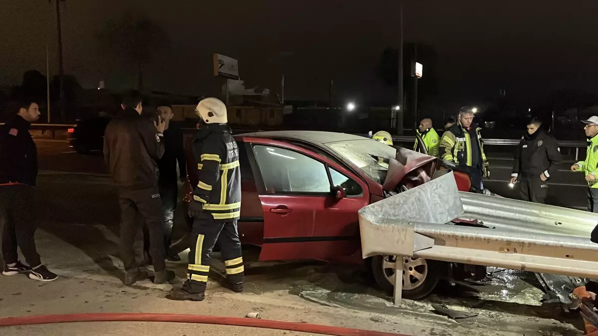 Kocaeli\'de Barriyerlere Çarpan Araçta Yangın