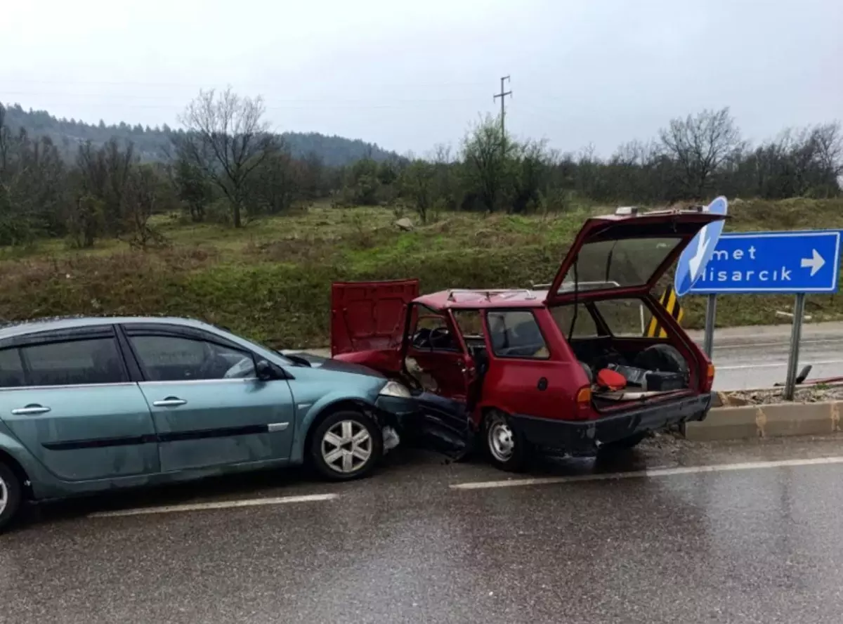 Kütahya\'da Trafik Kazası: 1 Ölü, 1 Yaralı