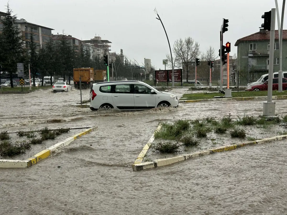 Uşak\'ta Ani Sağanak Hayatı Olumsuz Etkiledi