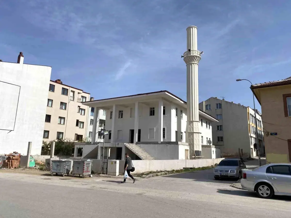 Eskişehir\'de Yarım Kalan Cami Bitirilmeyi Bekliyor
