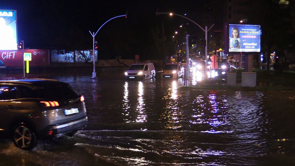 Adana\'da Sağanak Yağış Hayatı Olumsuz Etkiledi