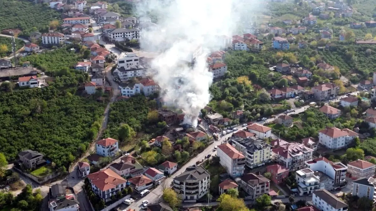 Karasu\'da Ev Yangını: Kullanılamaz Hale Geldi