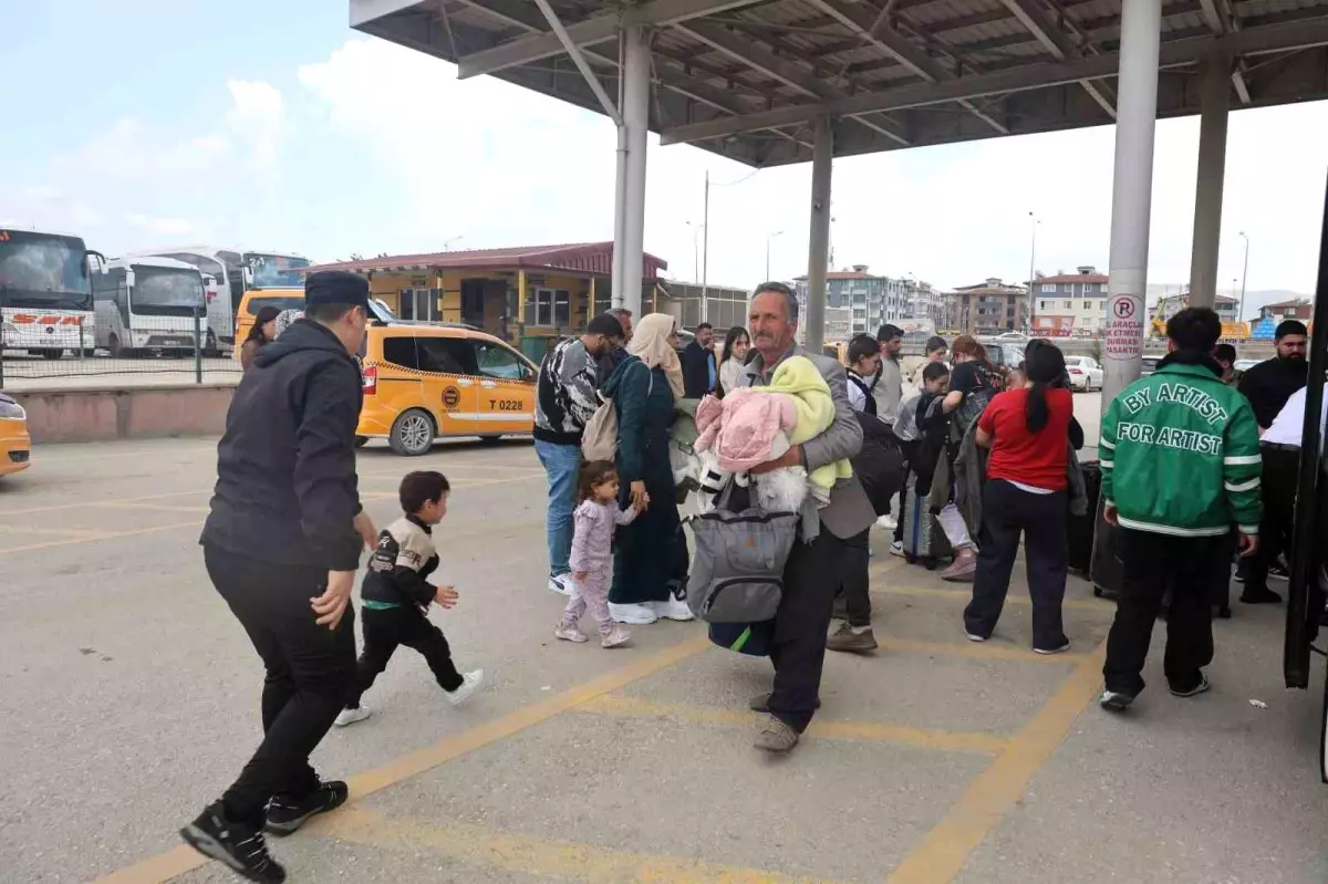 Depremzedeler İstanbul\'dan Hatay\'a Dönüyor
