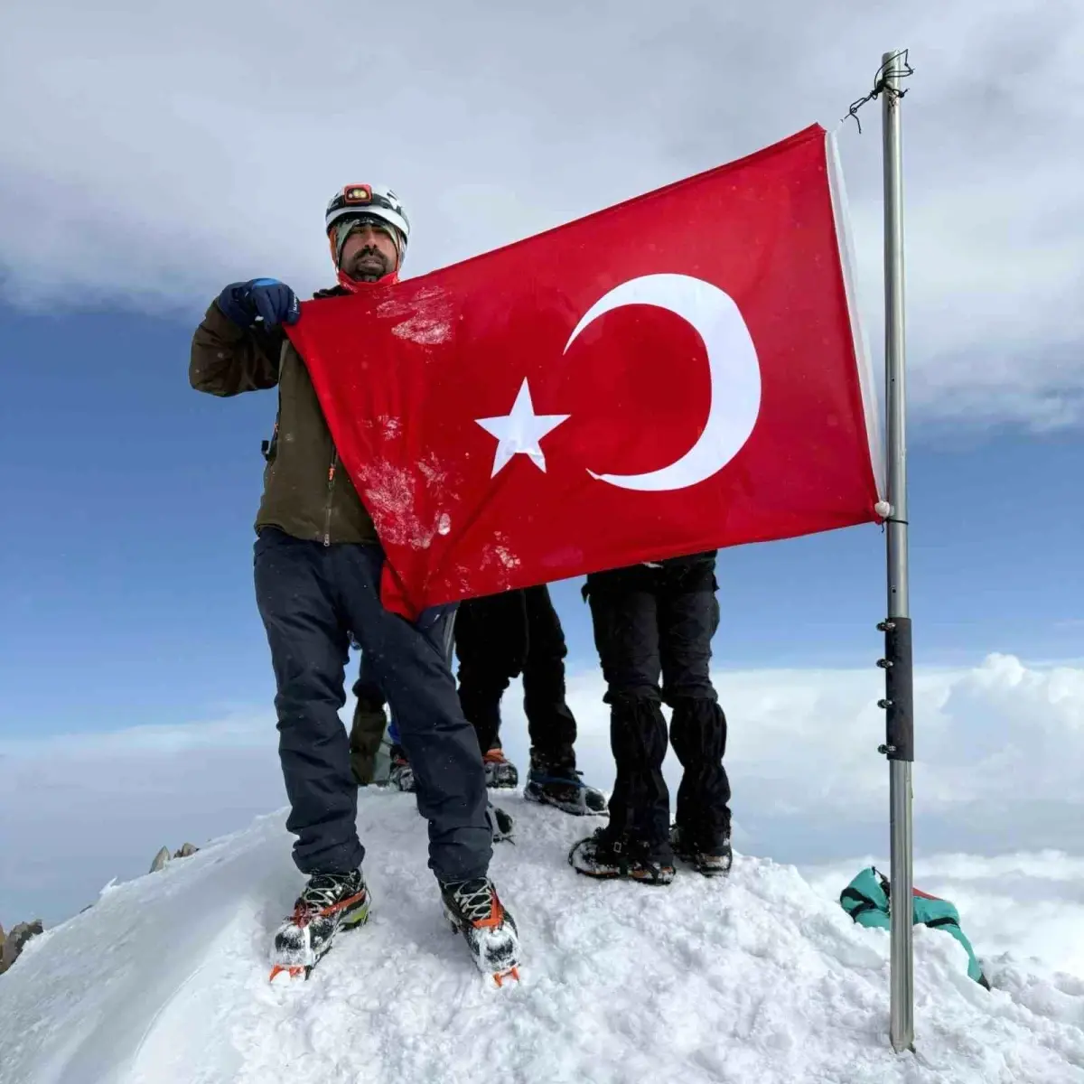 Aksakal, Erciyes\'in Zirvesine Tırmandı