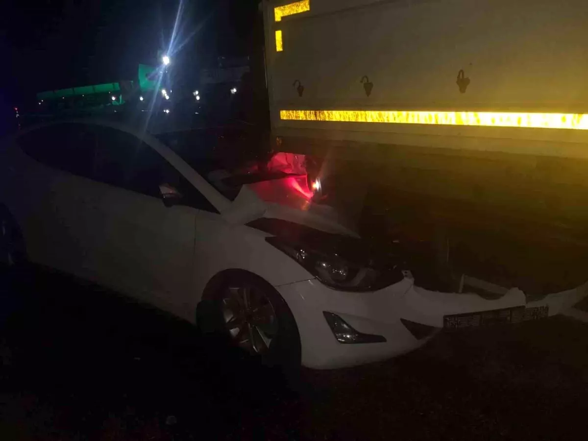 Gölbaşı\'nda Otomobil-Tır Çarpıştı: 2 Yaralı